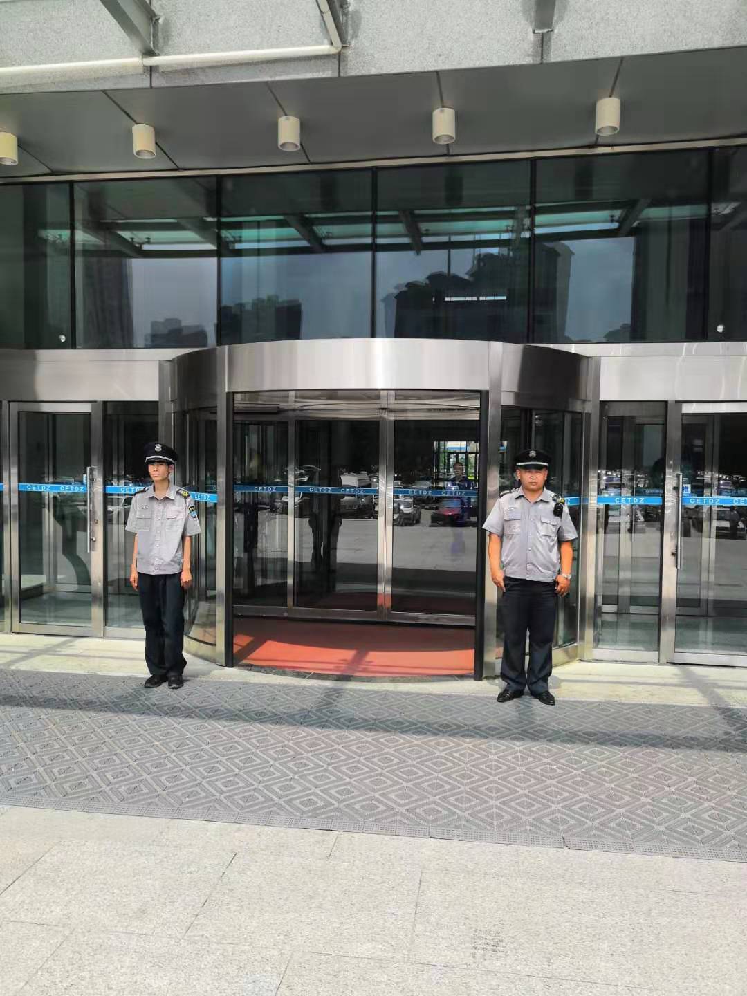 经开管委会当班保安员   王雪松  陈营.jpg